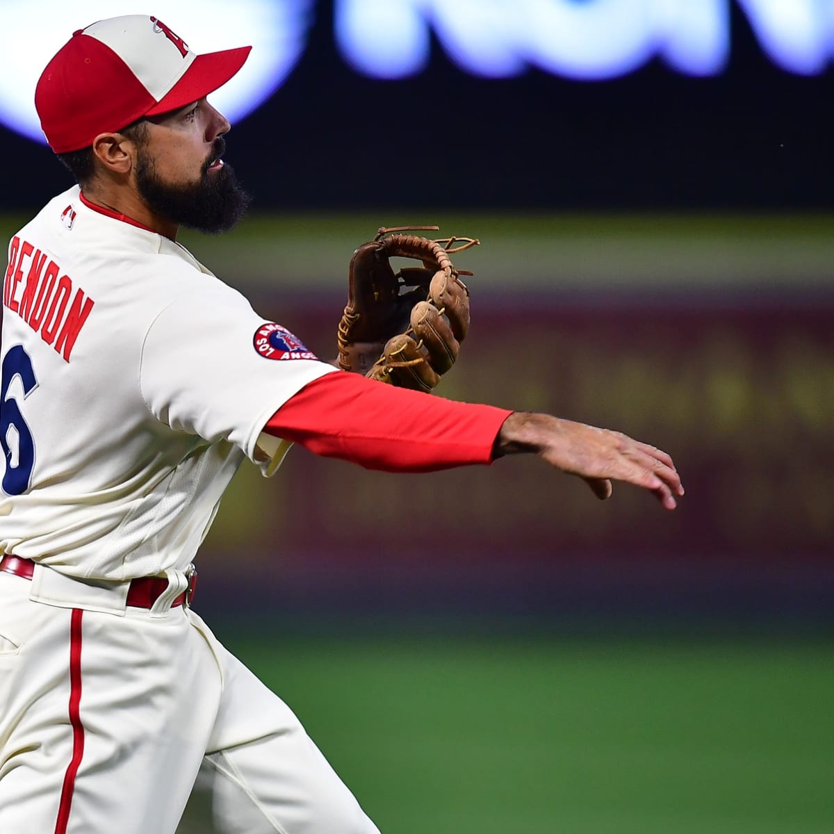 Angels' Anthony Rendon fields grounders amid groin injury