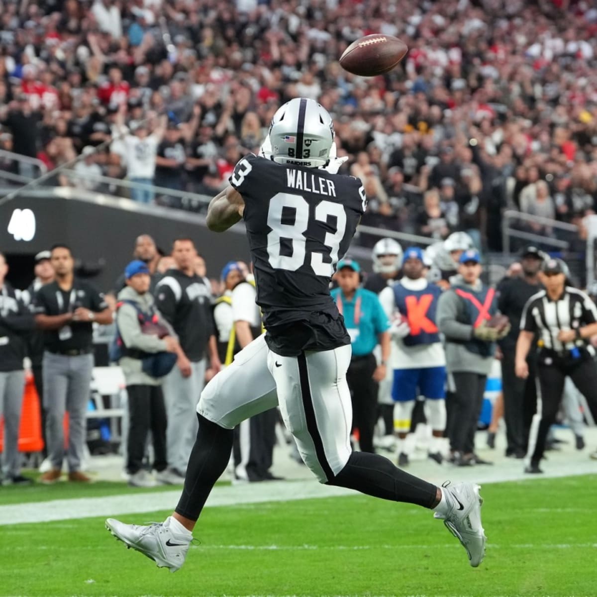 East Rutherford, New Jersey, USA. 6th Dec, 2020. Las Vegas Raiders tight  end Darren Waller (83) in action during the NFL game between the Las Vegas  Raiders and the New York Jets