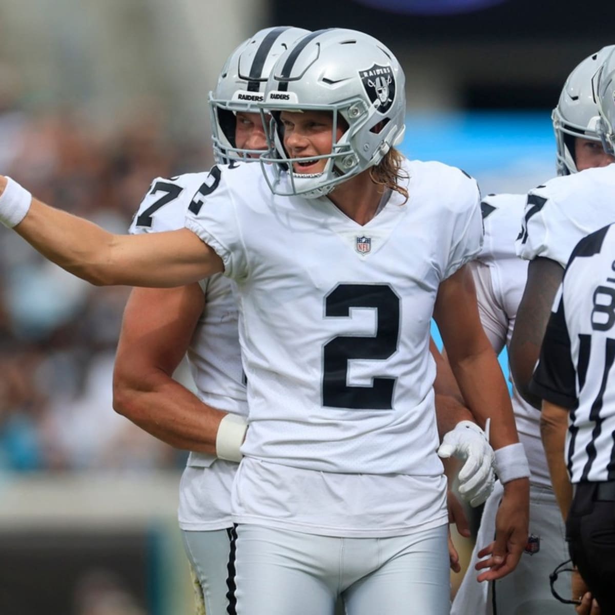 Los Angeles Chargers 32-35 Las Vegas Raiders: Daniel Carlson kicks