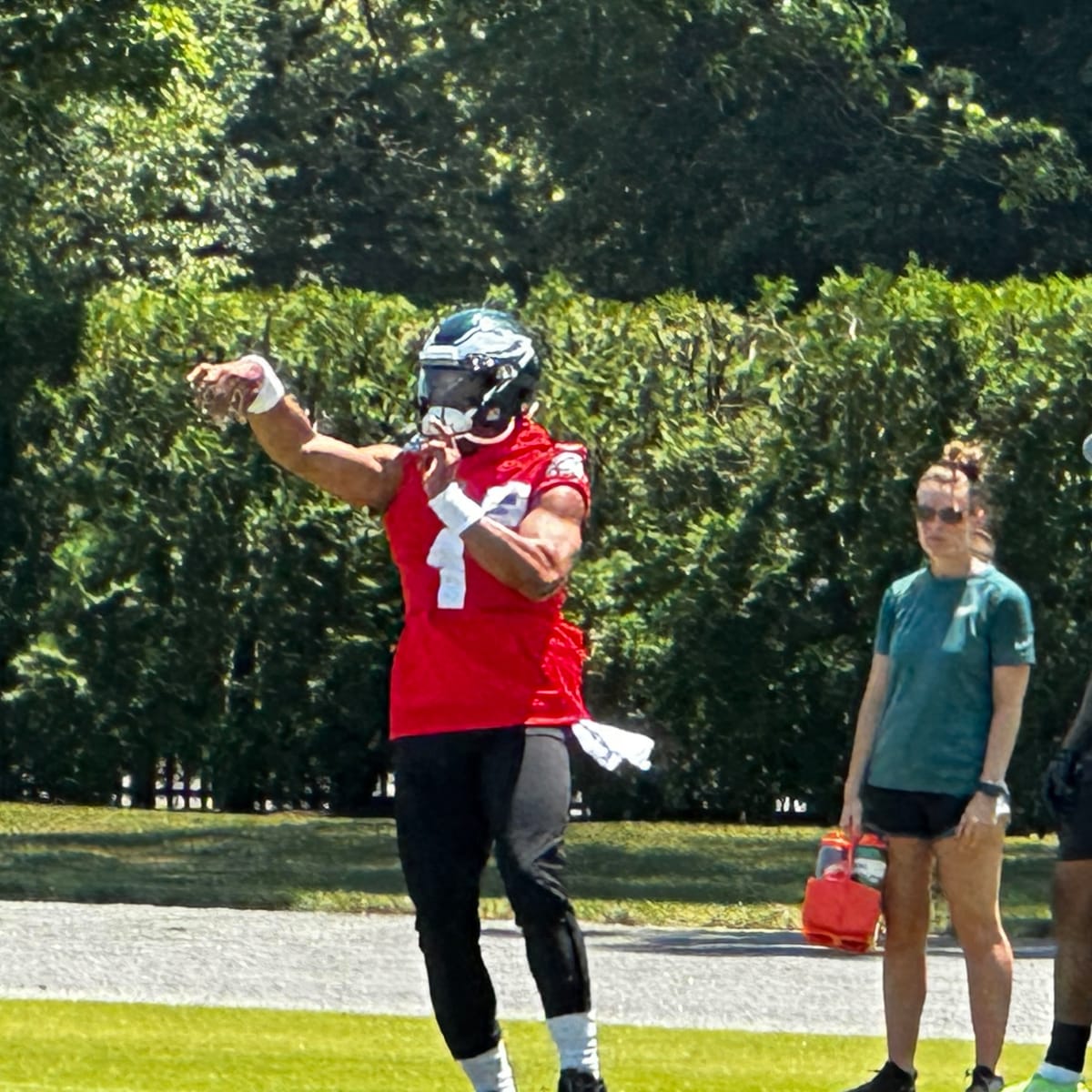 Jalen Hurts shows off new-look biceps at Eagles' OTAs