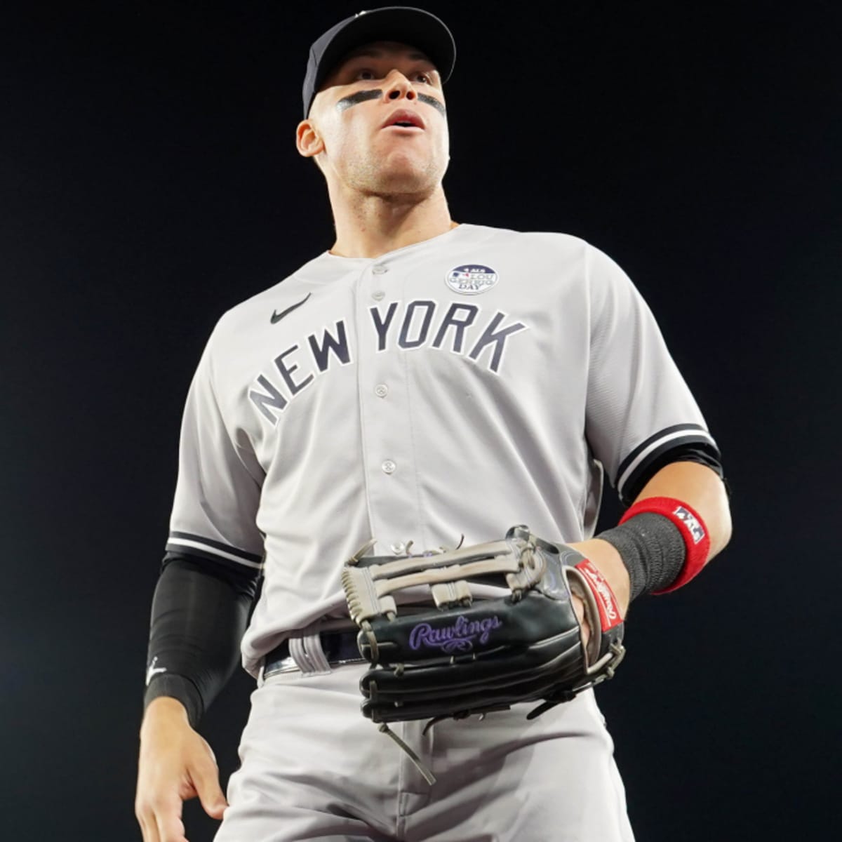 Aaron Judge crashes into fence to make catch vs. Dodgers