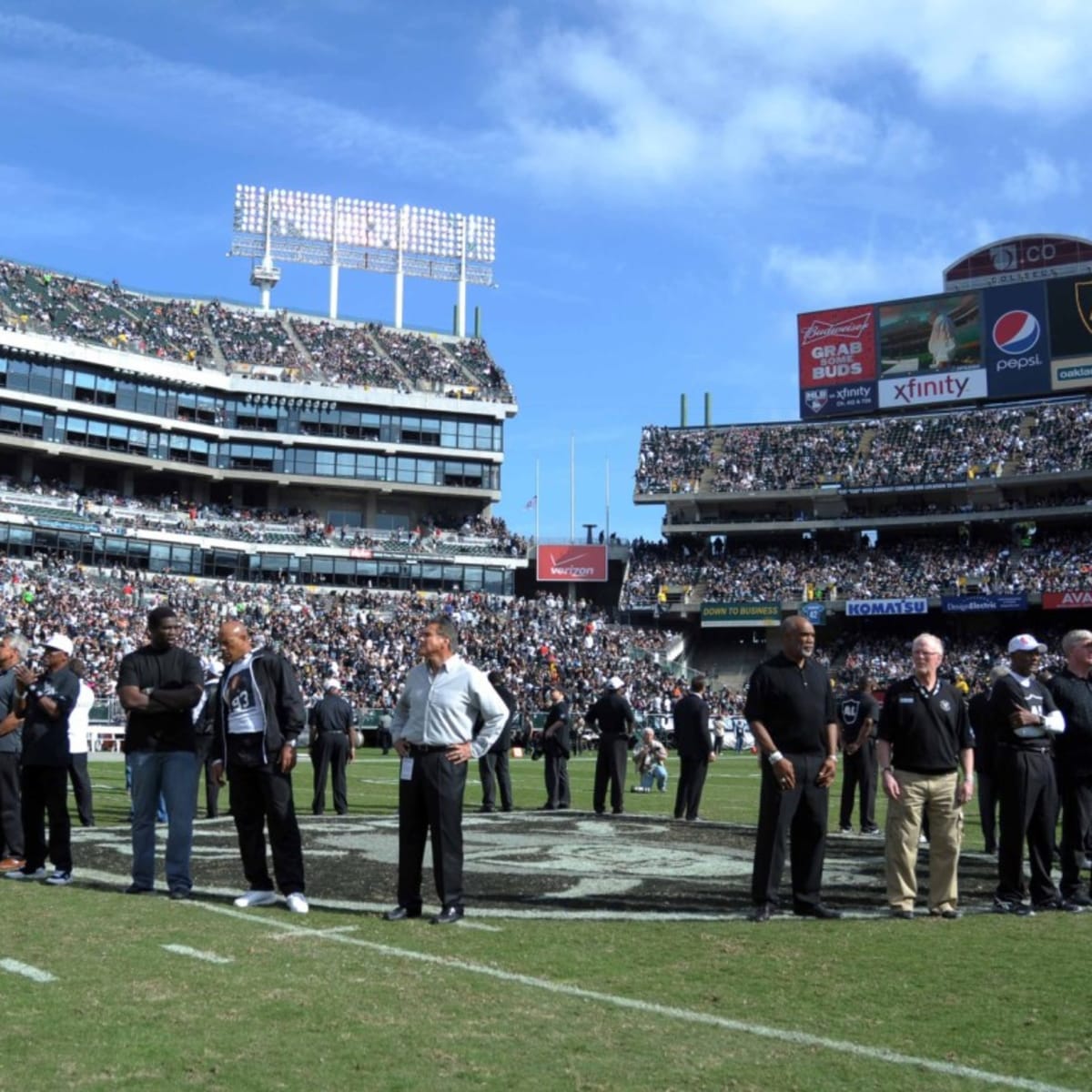 Los Angeles Raiders quarterback Jim Plunkett prepares to pass