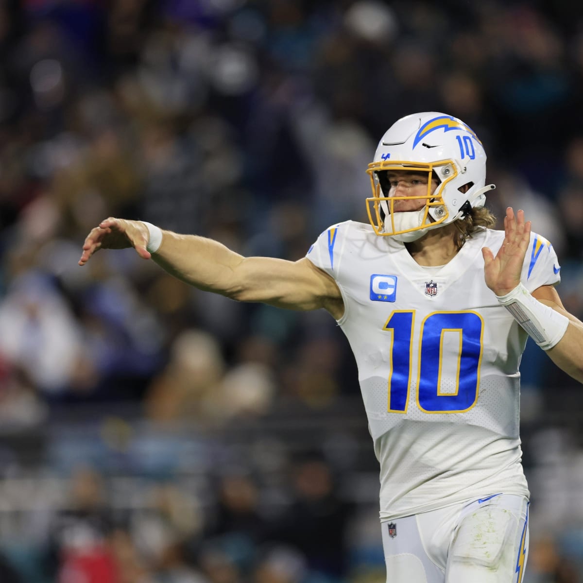 Justin Herbert looks jacked in new OTAs photo for LA