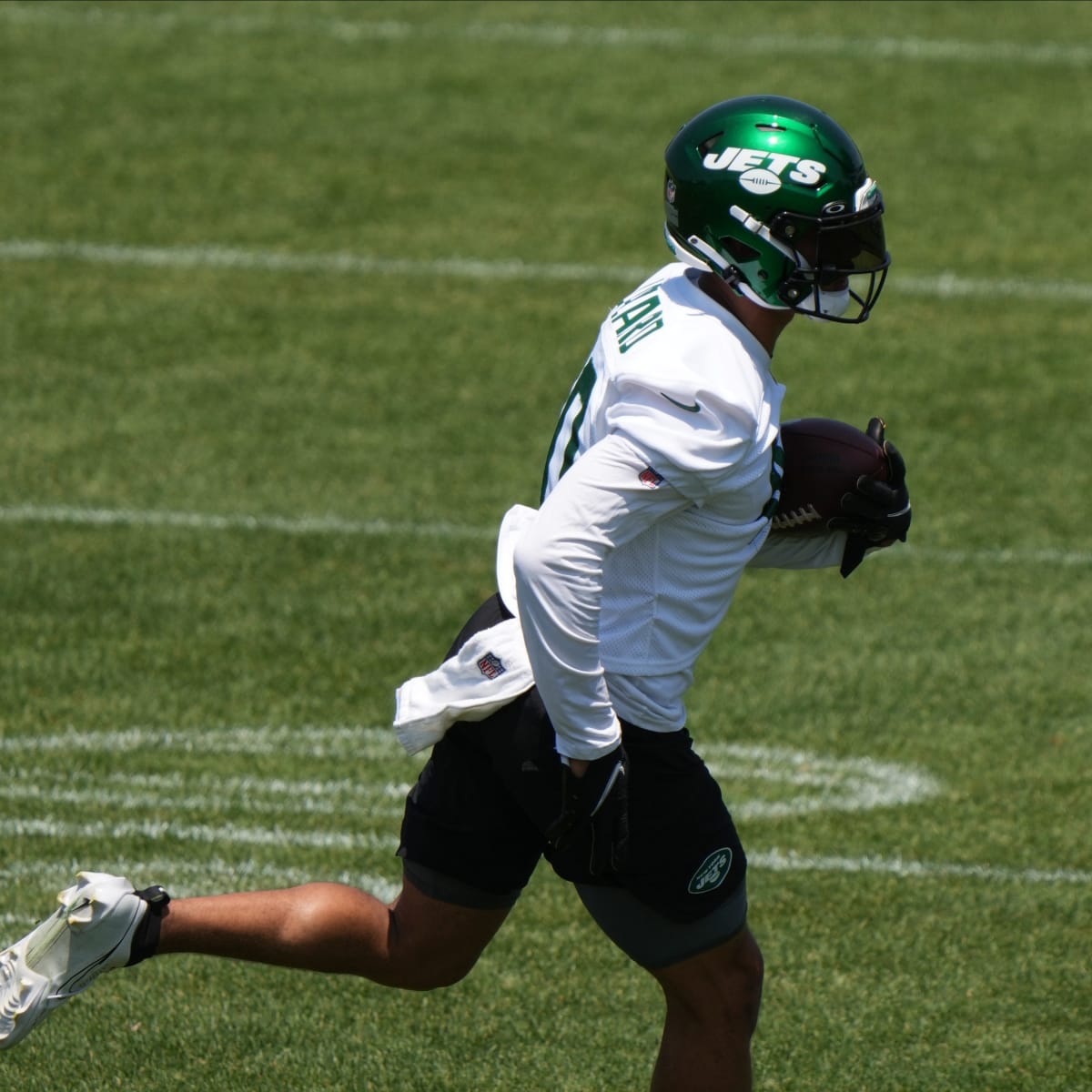 New York Jets wide receiver Allen Lazard boxes out Kansas City