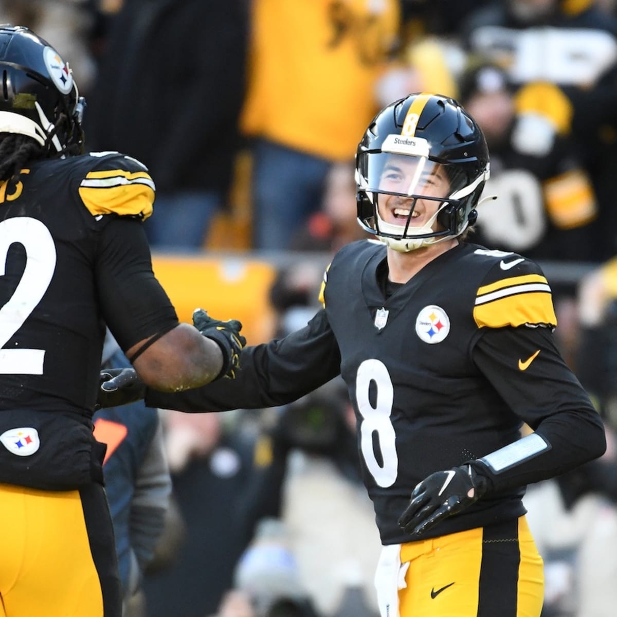 Steelers rookie QB Kenny Pickett ready to play — wearing a larger helmet —  after his second concussion - The Boston Globe