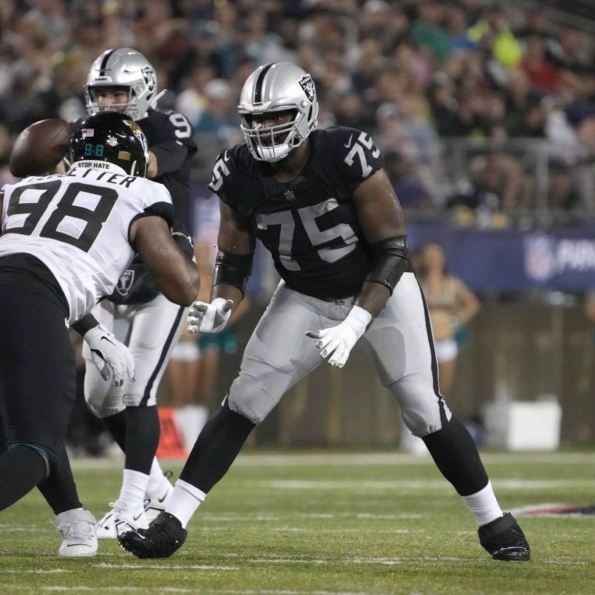 KANSAS CITY, MO - DECEMBER 12: Las Vegas Raiders offensive tackle Brandon  Parker (75) looks to block in the first quarter of an NFL game between the Las  Vegas Raiders and Kansas