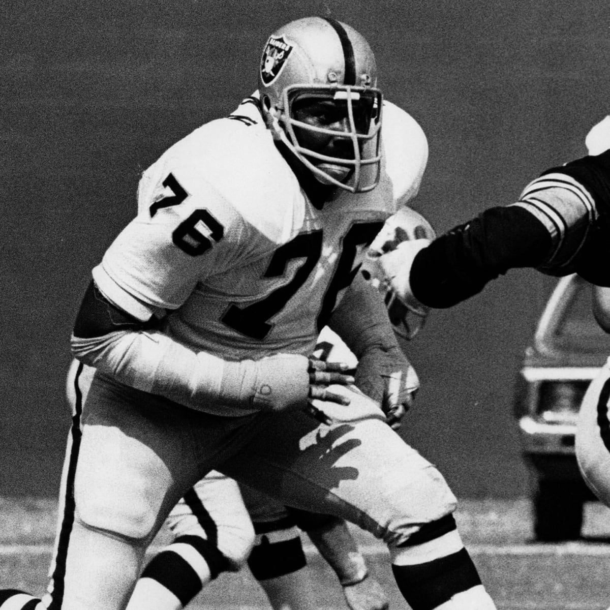 Bob Brown, Pro Football Hall of Fame offensive lineman, dies at 81