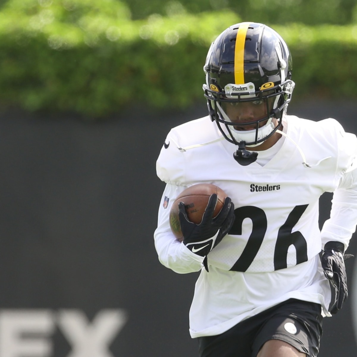 Anthony McFarland Holds Upper Hand in Pittsburgh Steelers RB