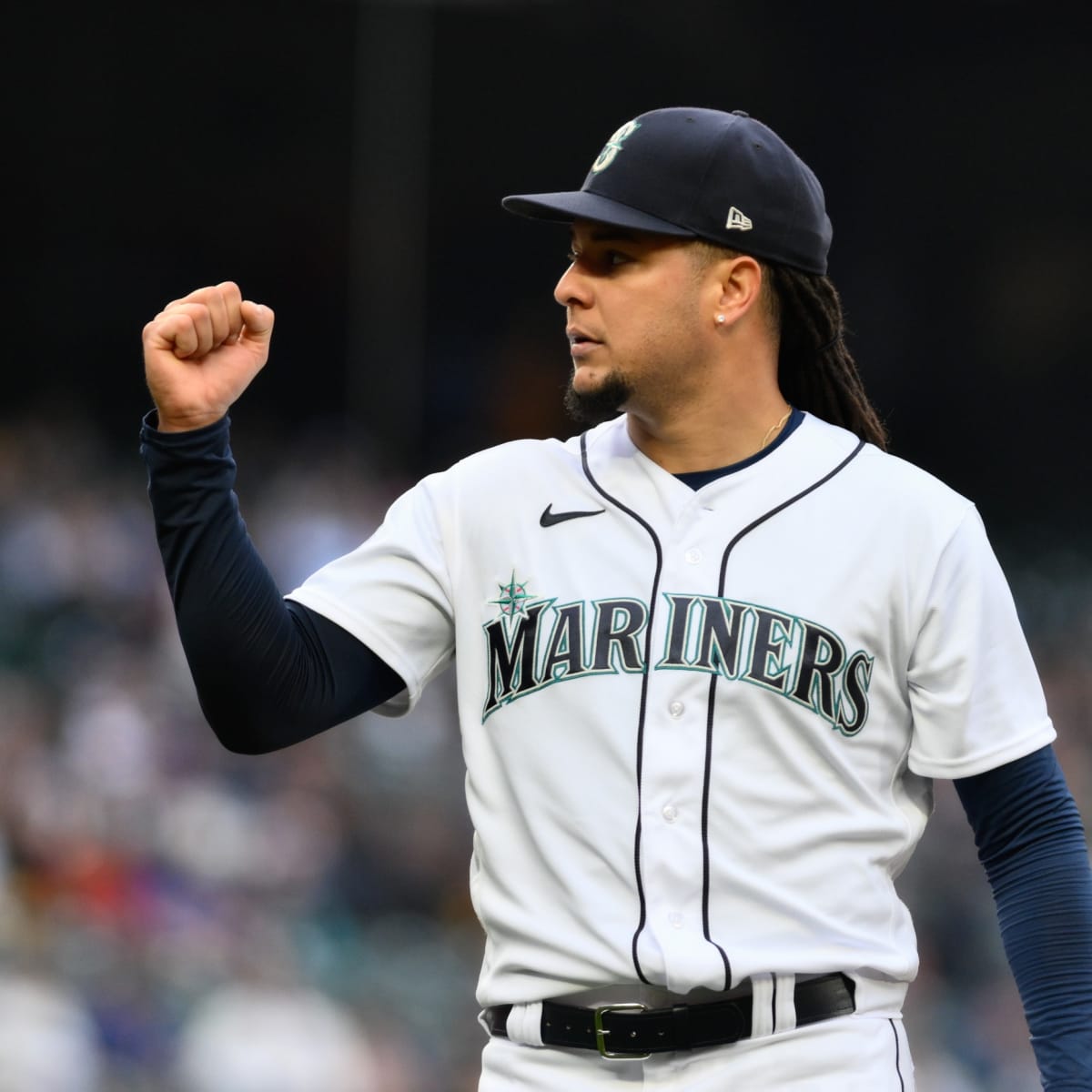 Mariners acquire Reds All-Star pitcher Luis Castillo in trade