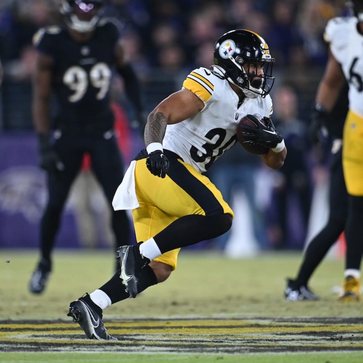 CHARLOTTE, NC - DECEMBER 18: Pittsburgh Steelers running back Jaylen Warren  (30) during an NFL football game between the Pittsburg Steelers and the  Carolina Panthers on December 18, 2022 at Bank of