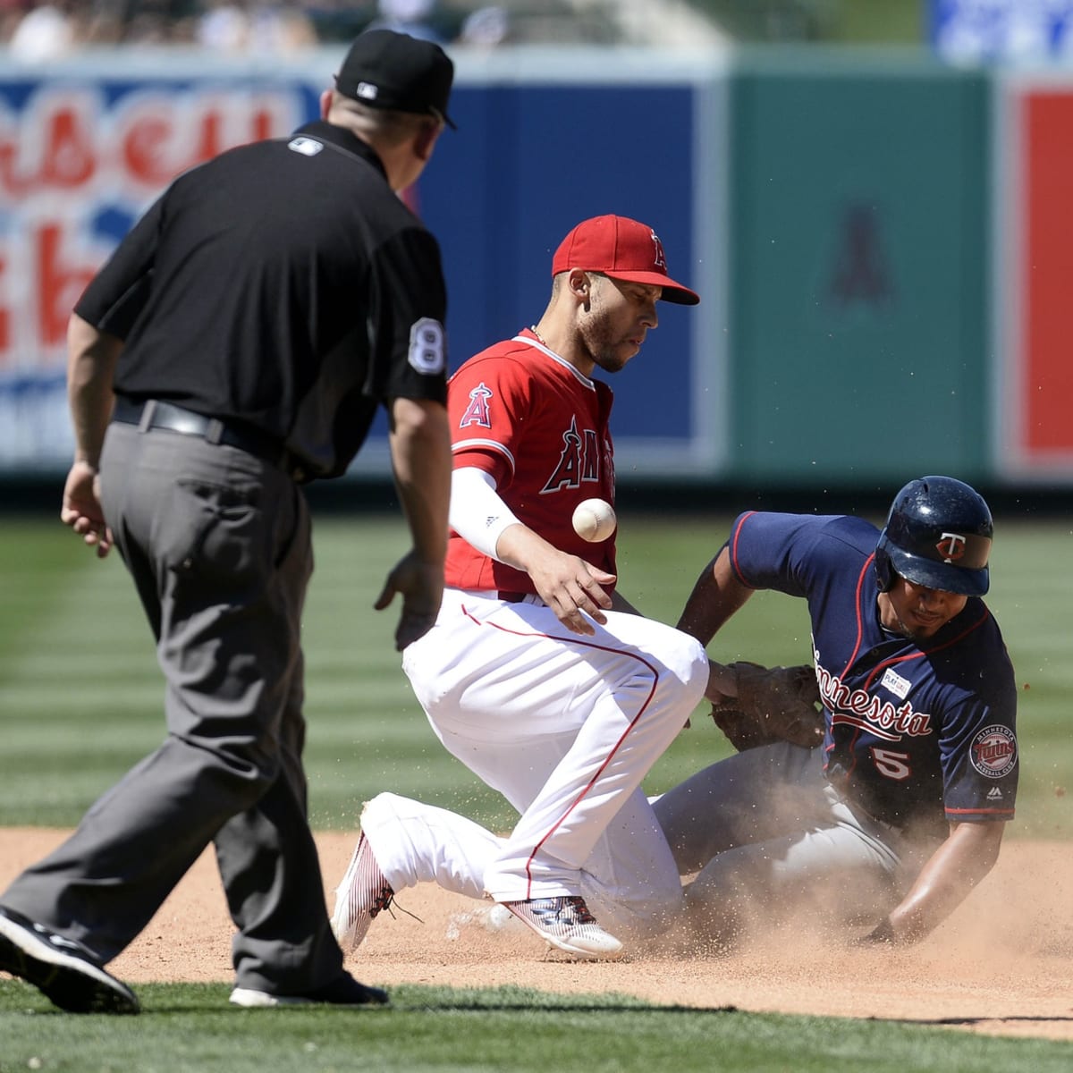 Angels acquire veteran infielder Eduardo Escobar from the Mets for