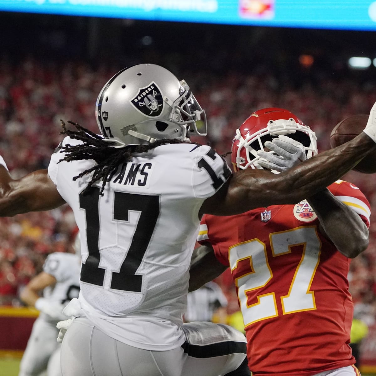 Raiders WR Davante Adams cited after pushing photographer at Arrowhead