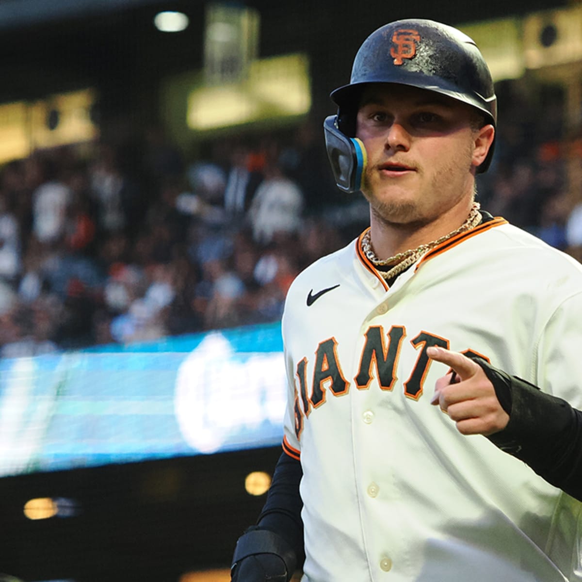 Giants' Joc Pederson responds to fan's taunting with massive home run