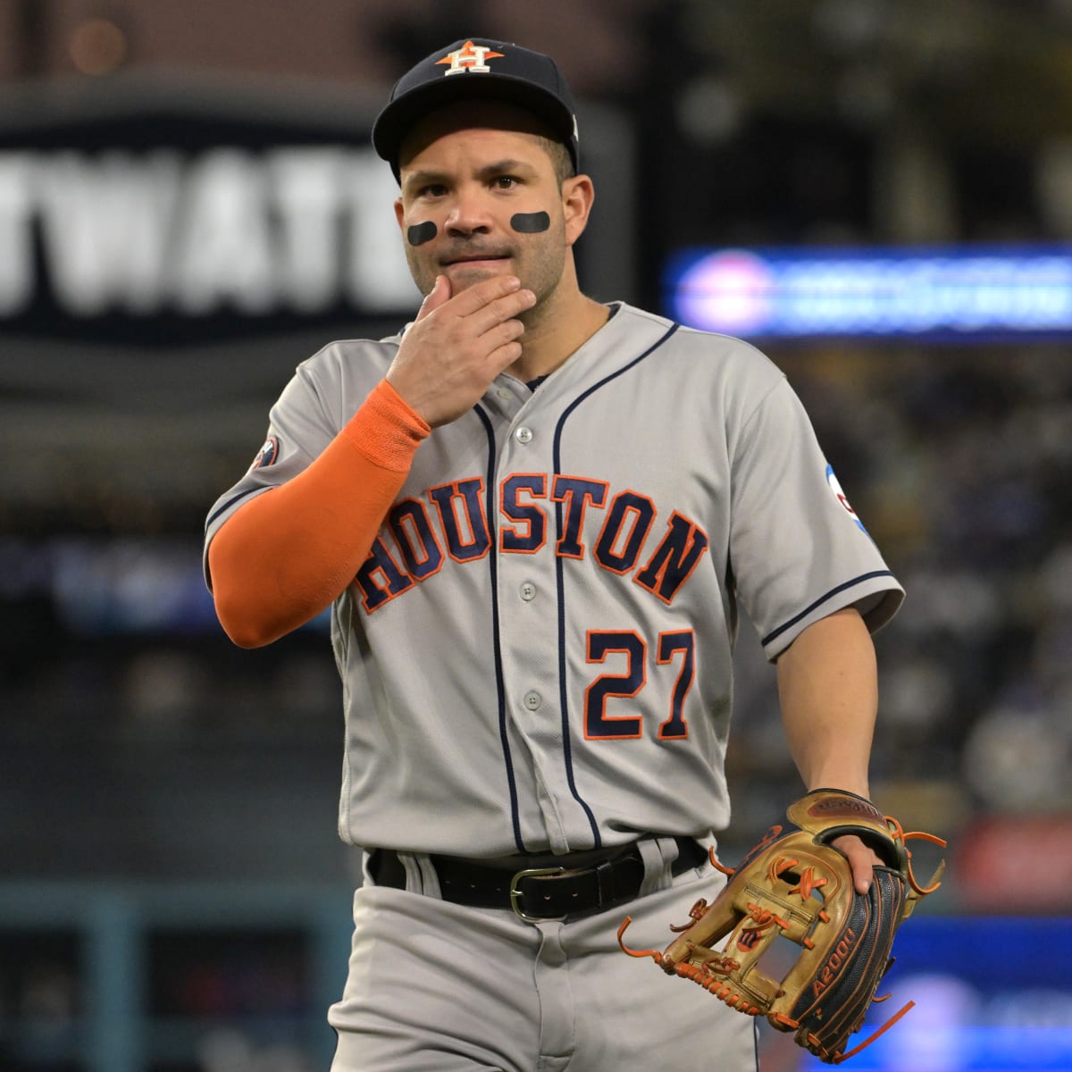 Astros' Jose Altuve's postgame hug tradition continues with rookie