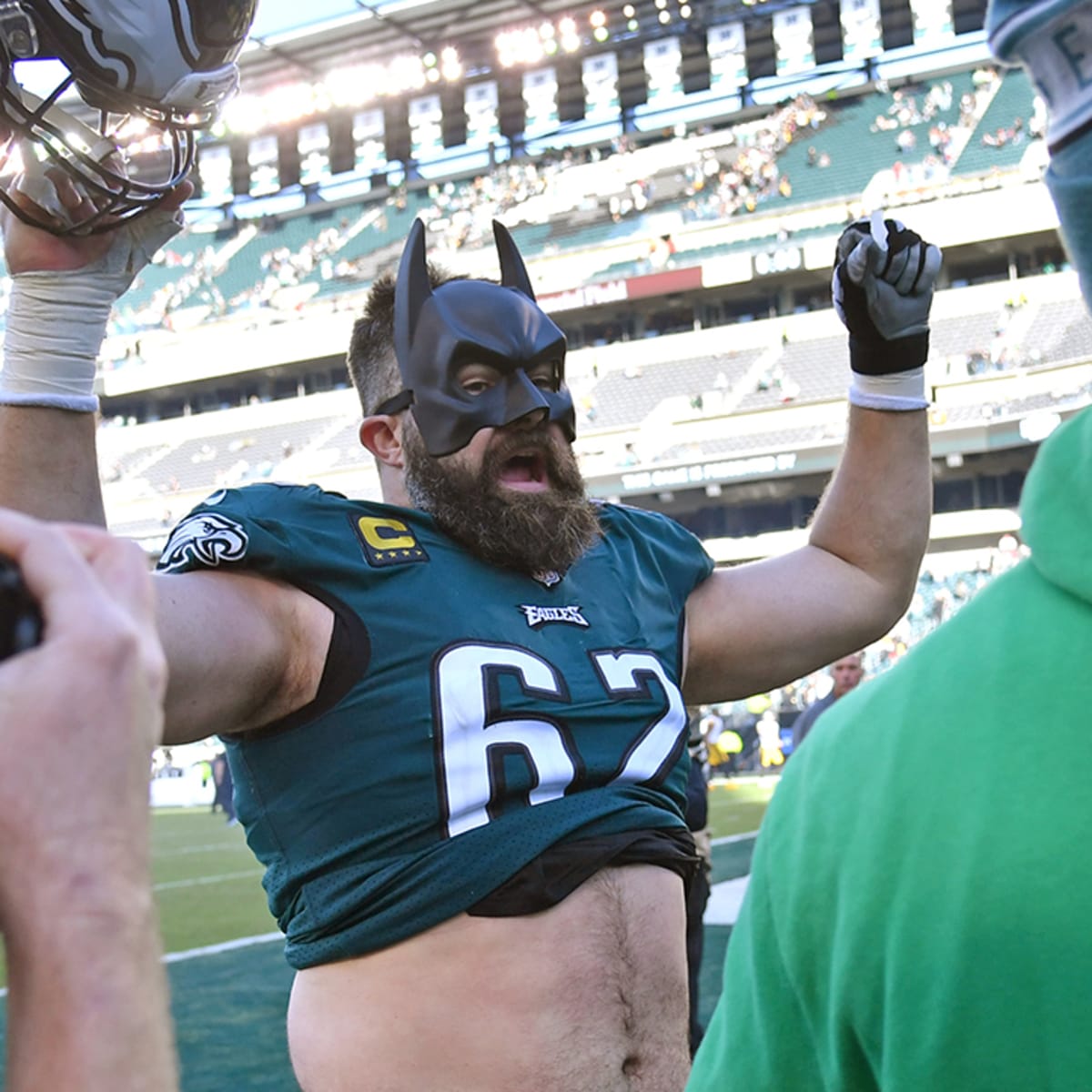 NFL Fans Were Wildly Impressed by Jason Kelce's Lightning-Quick Beer Chug -  Sports Illustrated