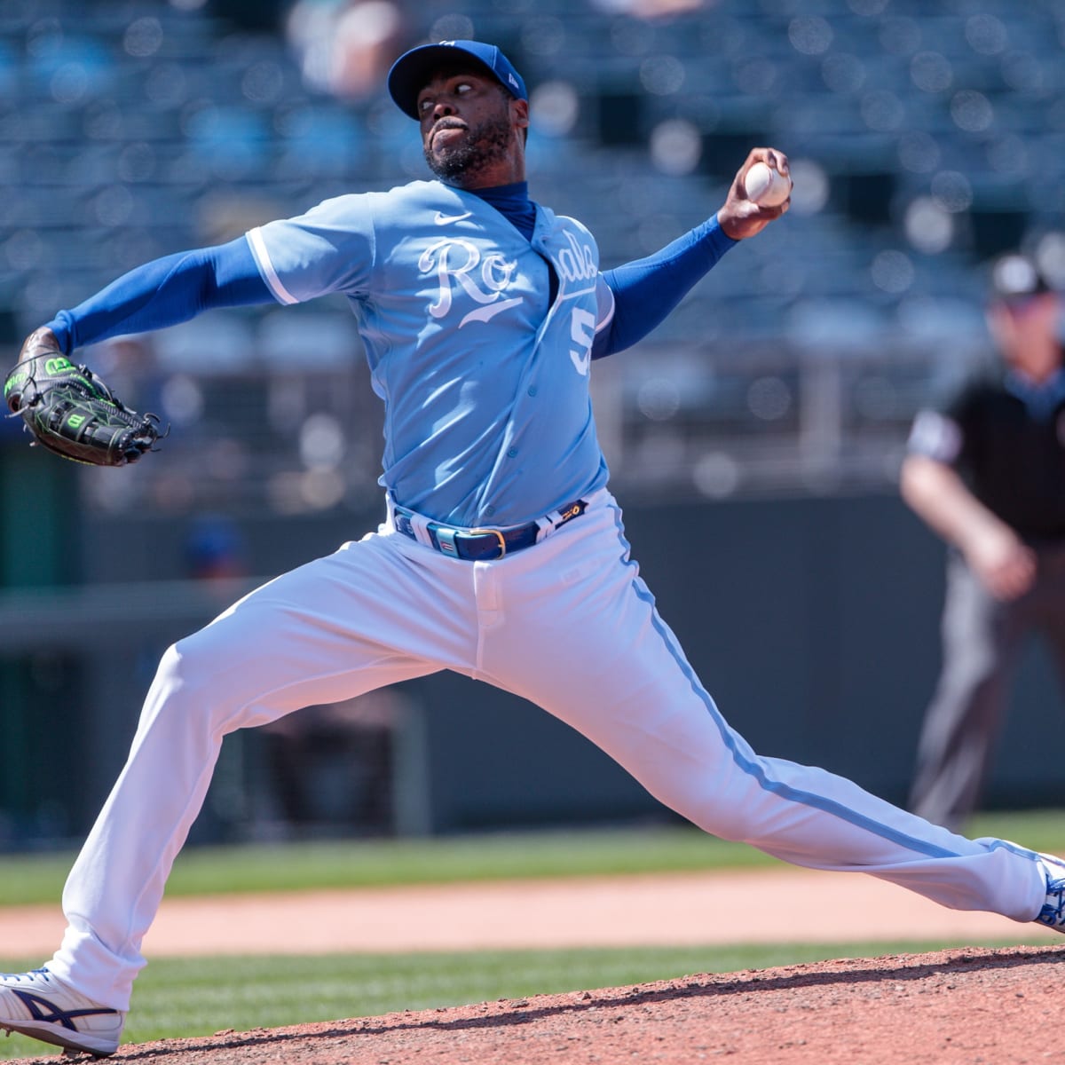 Rangers acquire LHP Aroldis Chapman from Royals