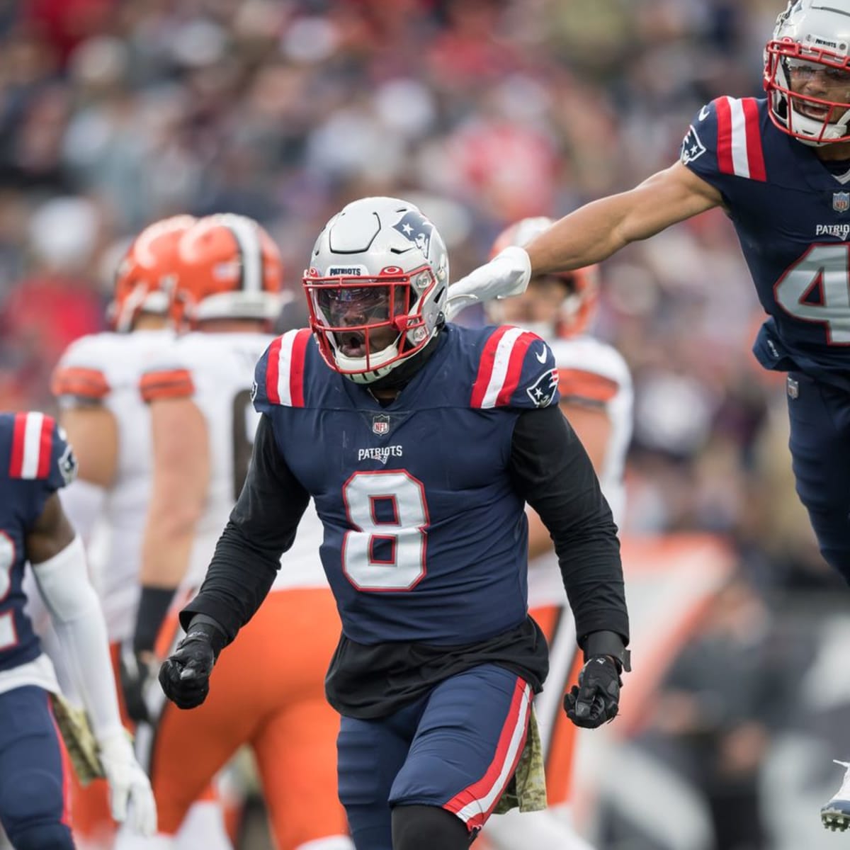 New England Patriots linebacker Ja'Whaun Bentley (8) makes a catch