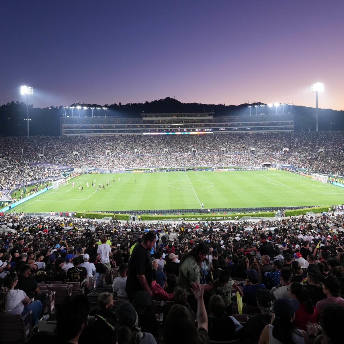 El Tráfico: LA Galaxy see off LAFC before MLS-record crowd of