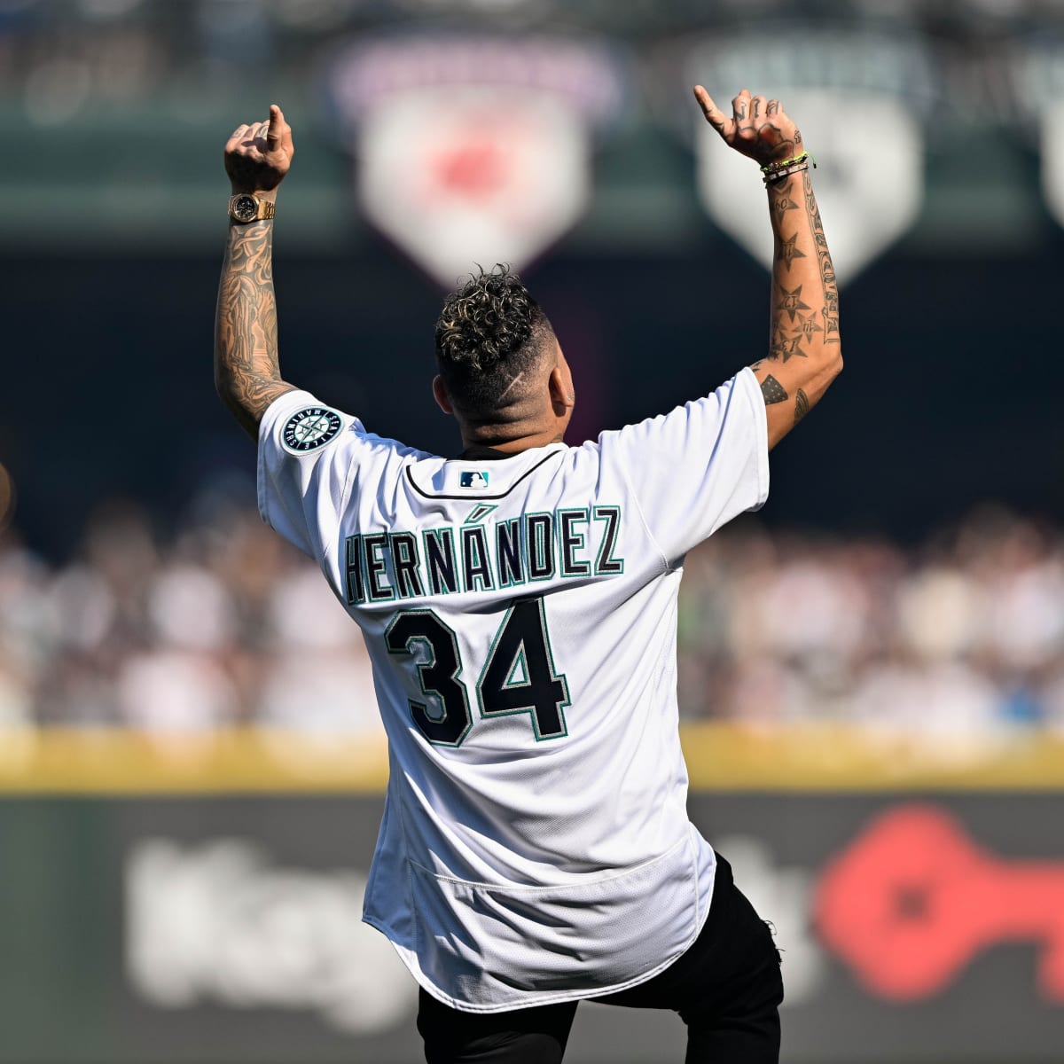 Mariners' Felix Hernandez shows appreciation for 'King's Court' fan section  during likely final start with Seattle 