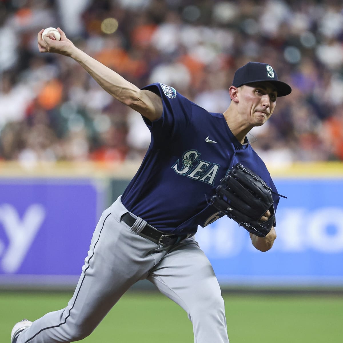 Astros and Mariners Throw It Back On a Friday Night