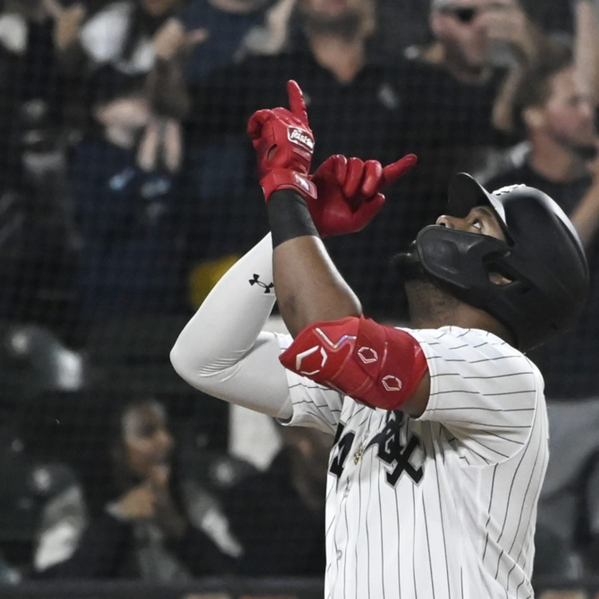 White Sox LF Eloy Jiménez hit in knee by foul ball in dugout