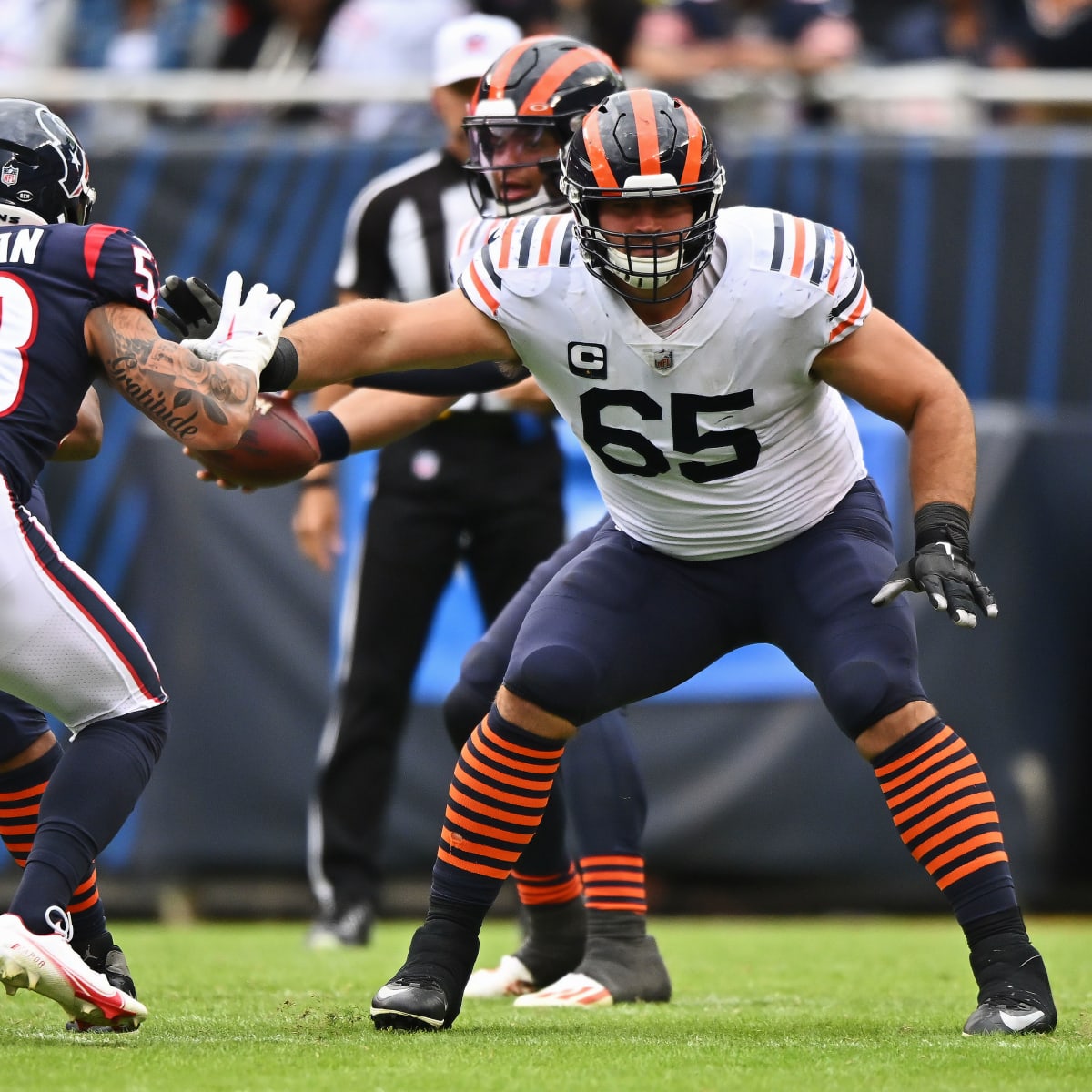 Chicago Bears offensive guard Roberto Garza (63) stretches during the Bears  training camp practice at Olivet Nazarene University in Bourbonnais, IL.  (Credit Image: © John Rowland/Southcreek Global/ZUMApress.com Stock Photo -  Alamy