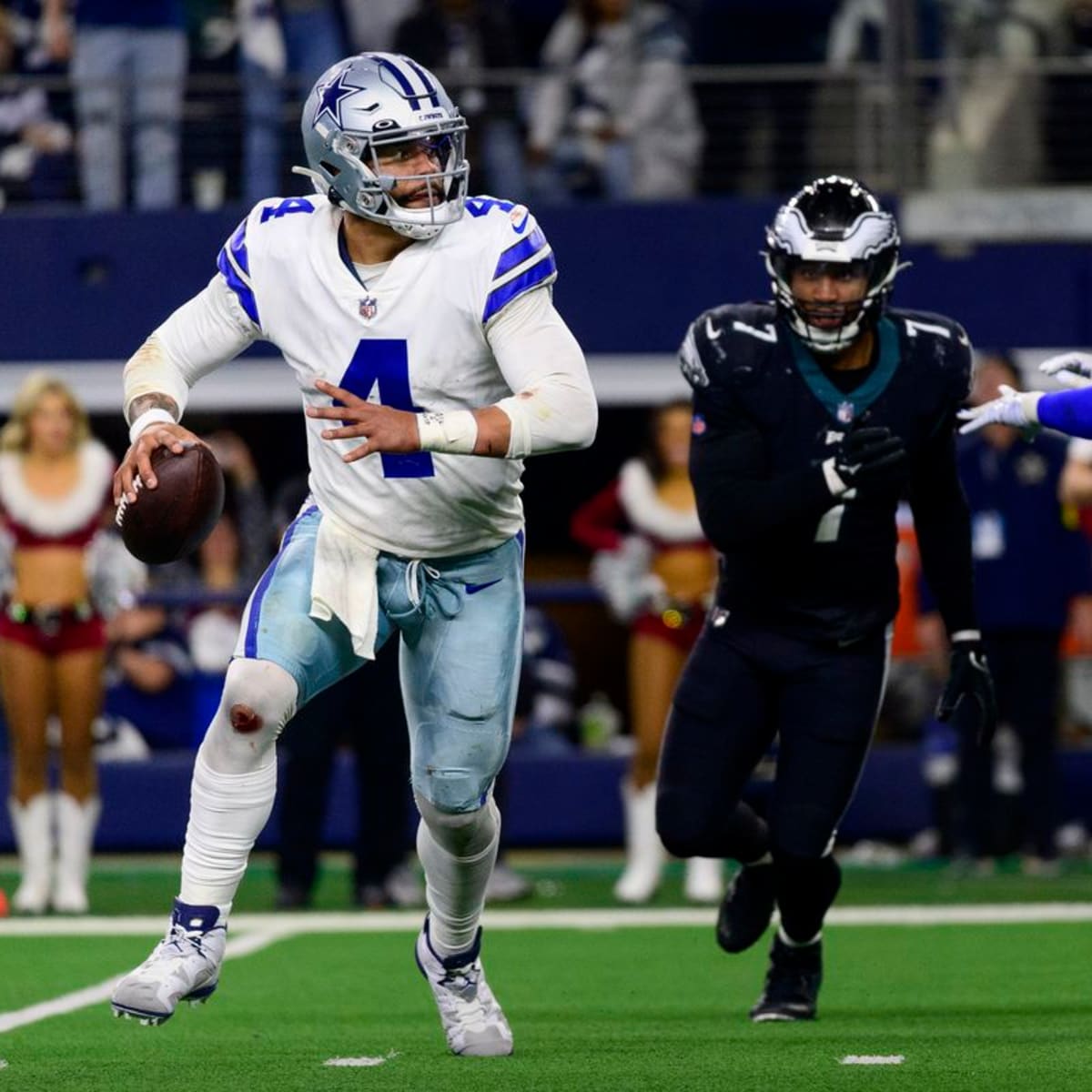 An official separates Dallas Cowboys and Philadelphia Eagles players during  the first half of their wild-card playoff game January 9, 2010 in  Arlington, Texas. UPI/Ian Halperin Stock Photo - Alamy