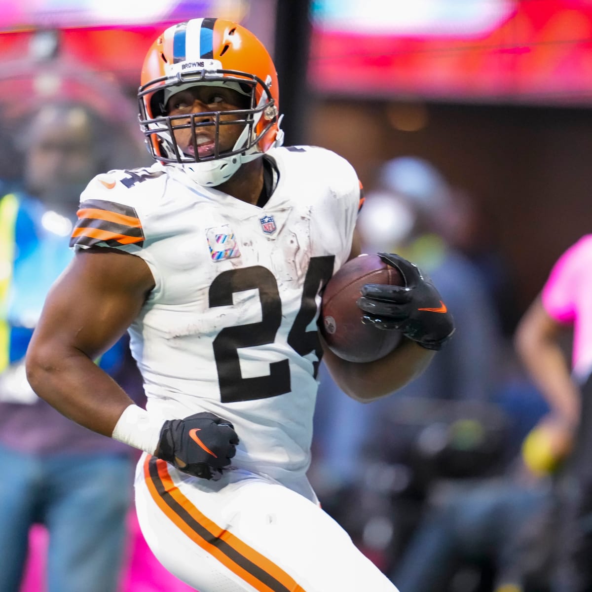 Browns RB Nick Chubb Squatting What Looked Like 600 Pounds Had NFL Fans in  Awe - Sports Illustrated