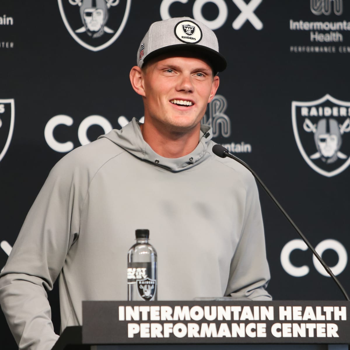 Raiders re-sign kicker Daniel Carlson 