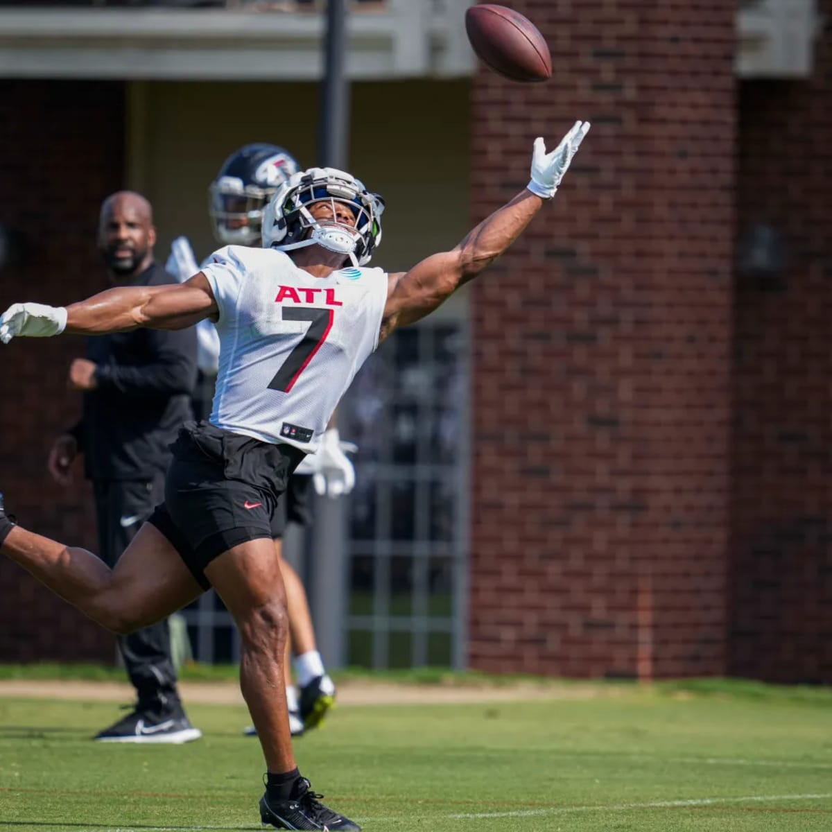 Matt Hennessy leaves Falcons training camp practice with injury