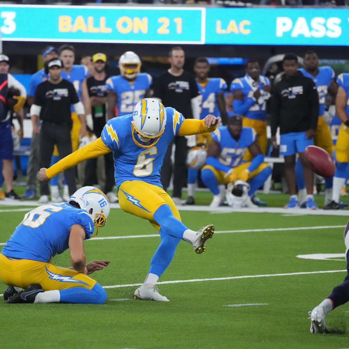 Dicker's FG propels Chargers to 17-14 victory over Titans West & SoCal News  - Bally Sports