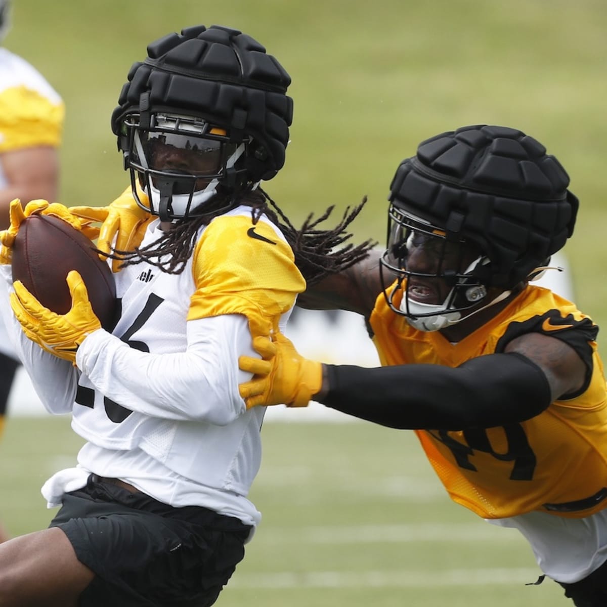 Steelers fans show up early in Latrobe for training camp