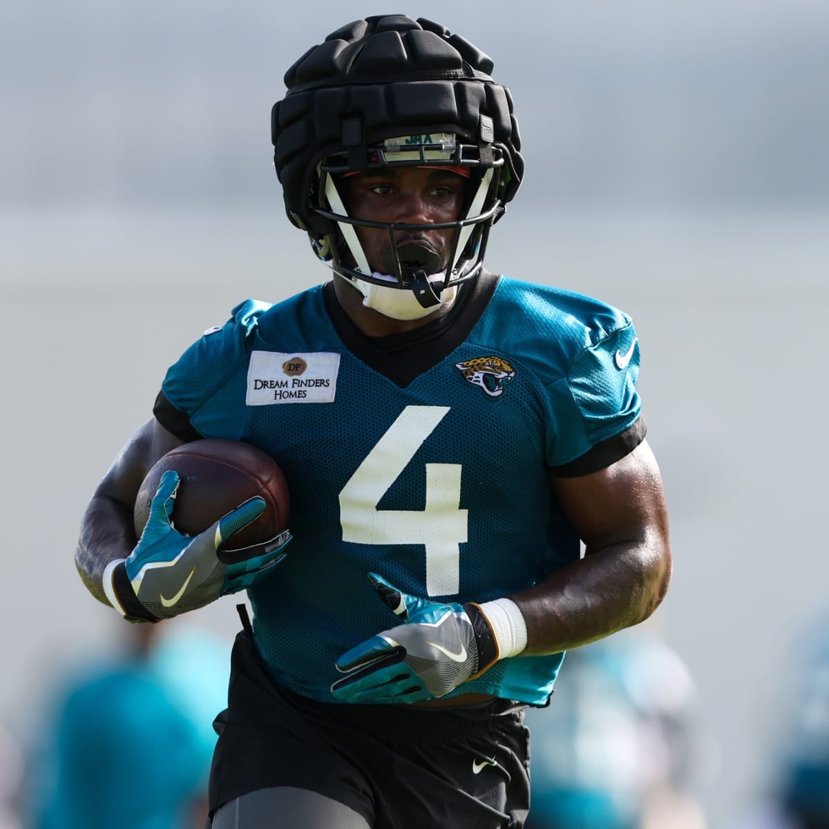 Jacksonville Jaguars running back Tank Bigsby returns a punt during a drill  at an NFL football practice, Monday, June 5, 2023, in Jacksonville, Fla.  (AP Photo/John Raoux Stock Photo - Alamy