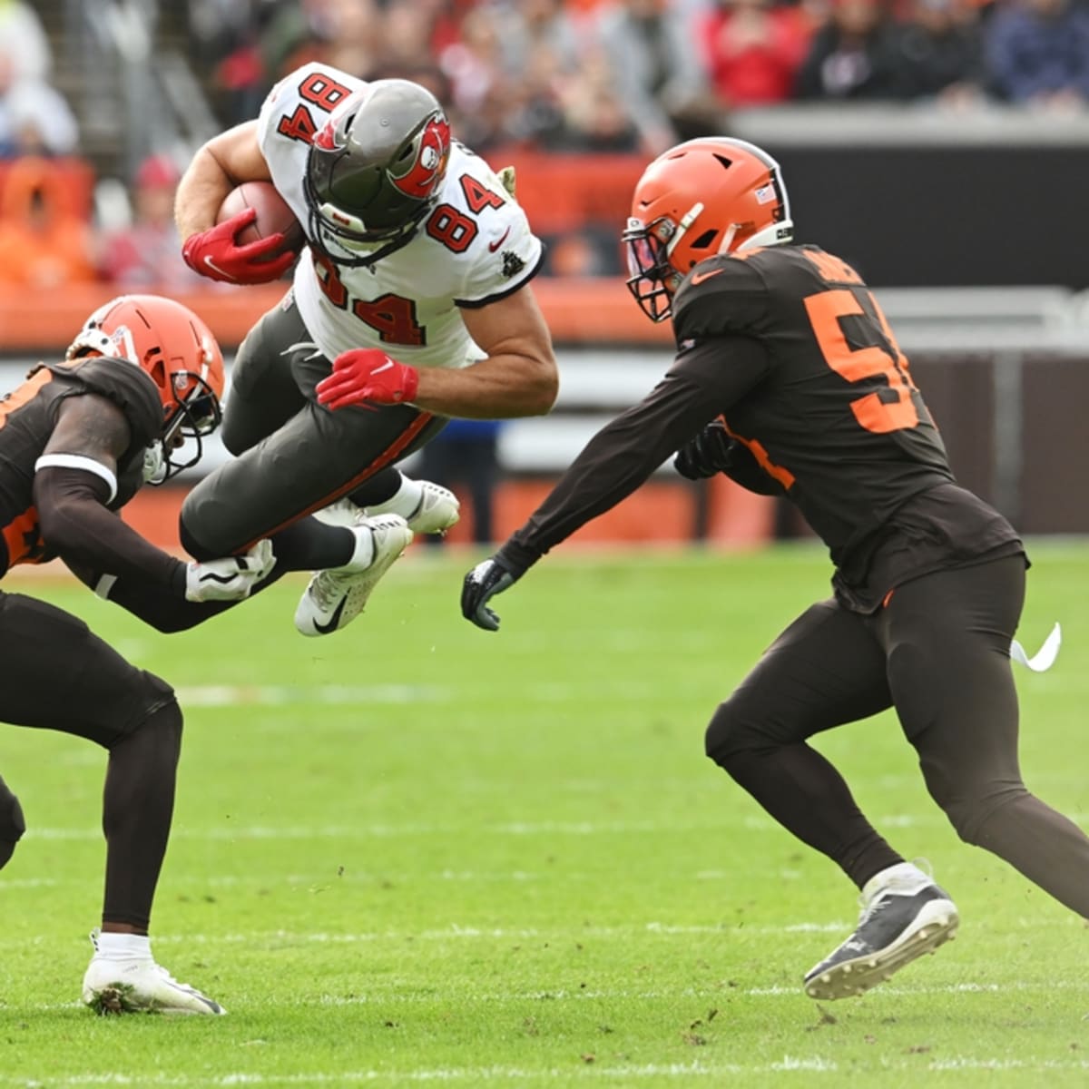 Falcons Trade LB Deion Jones to Browns for 2024 Sixth-Round Pick