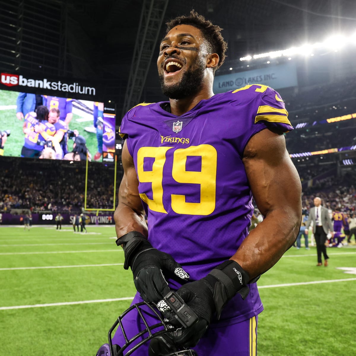 Minnesota Vikings linebacker Danielle Hunter (99) in action during the  second half of an NFL football game against the New York Jets, Sunday, Dec.  4, 2022 in Minneapolis. (AP Photo/Stacy Bengs Stock