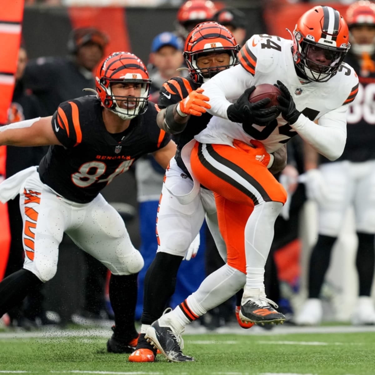 Ian Rapoport on X: Sources: The #Browns are adding some key help in the  middle of their defense, trading for #Falcons Pro Bowl LB Deion Jones in  exchange for late-round draft compensation.