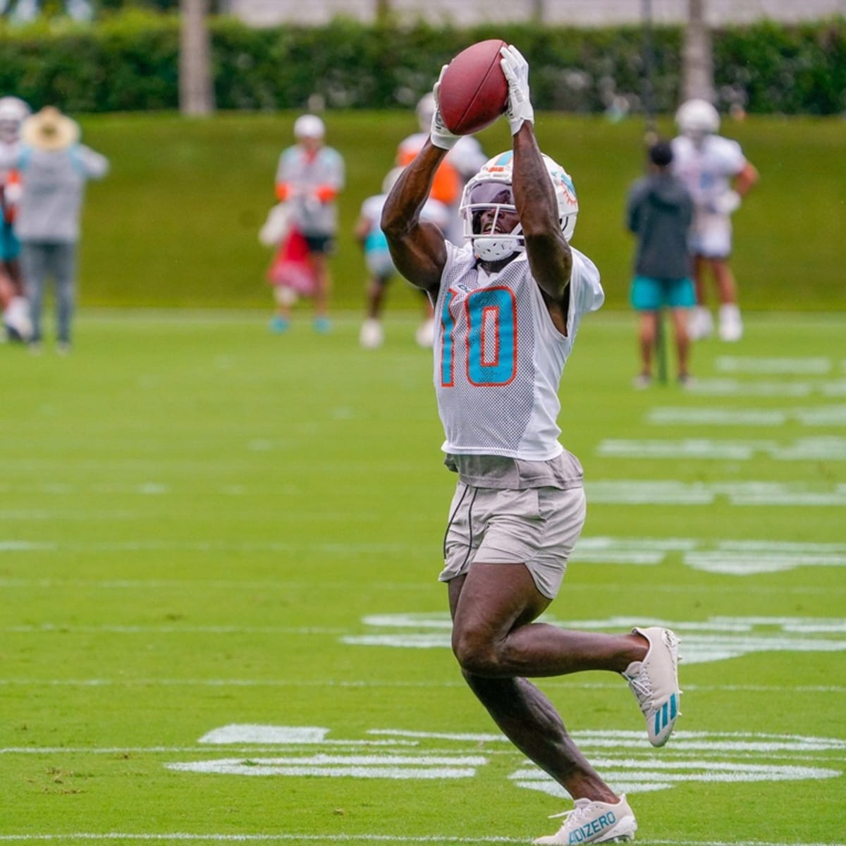 Tyreek Hill injury: Dolphins WR misses fourth quarter due to cramps in Week  12 vs. Texans - DraftKings Network