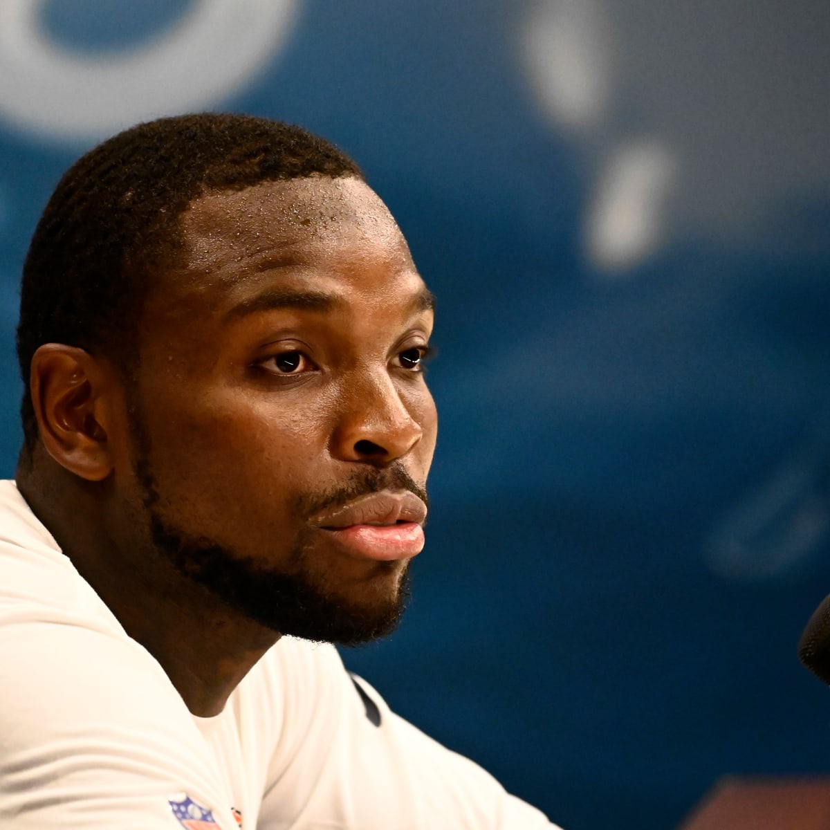 Chicago Bears defensive end Yannick Ngakoue (91) looks on from the  sidelines during the first half of an NFL preseason football game,  Saturday, Aug. 26, 2023, in Chicago. (AP Photo/Kamil Krzaczynski Stock