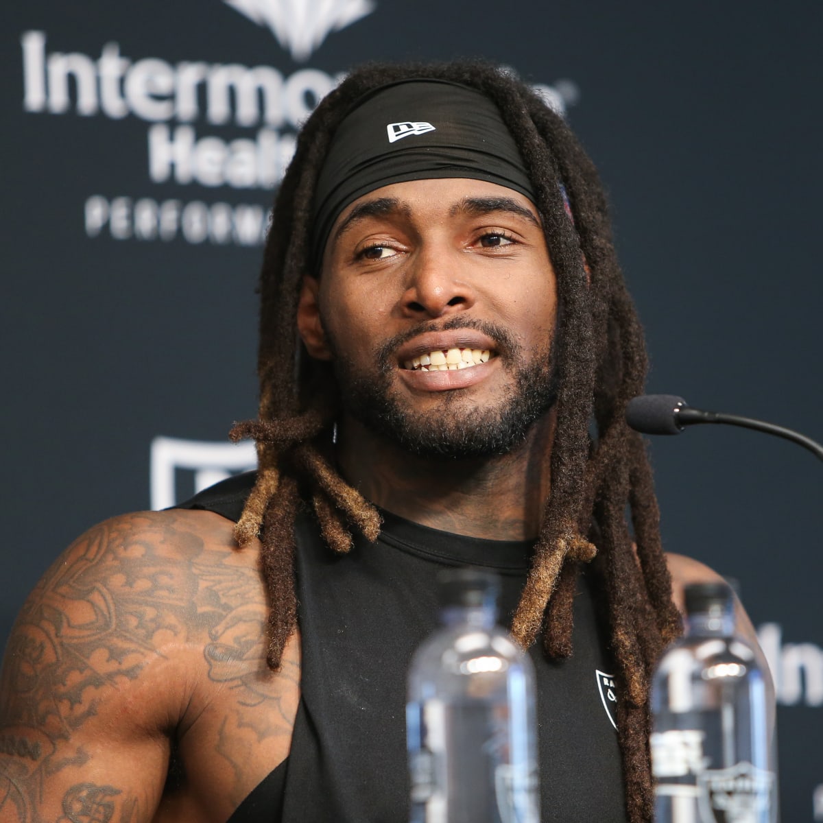 Las Vegas Raiders running back Brandon Bolden (34) takes a break during  their game against the Tennessee Titans Sunday, Sept. 25, 2022, in  Nashville, Tenn. (AP Photo/Wade Payne Stock Photo - Alamy