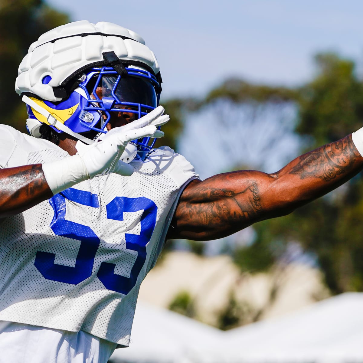 Rams LB Ernest Jones Shows Off His 2021 Jeep Trackhawk