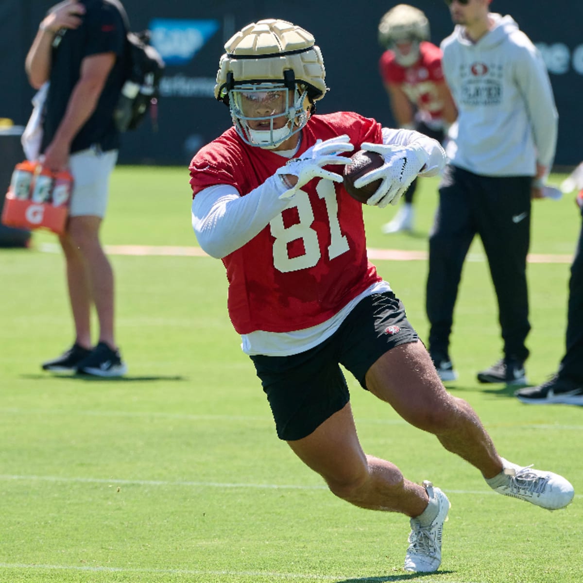 Vets Visit San Francisco 49ers' Training Camp > U.S. Department of Defense  > Story