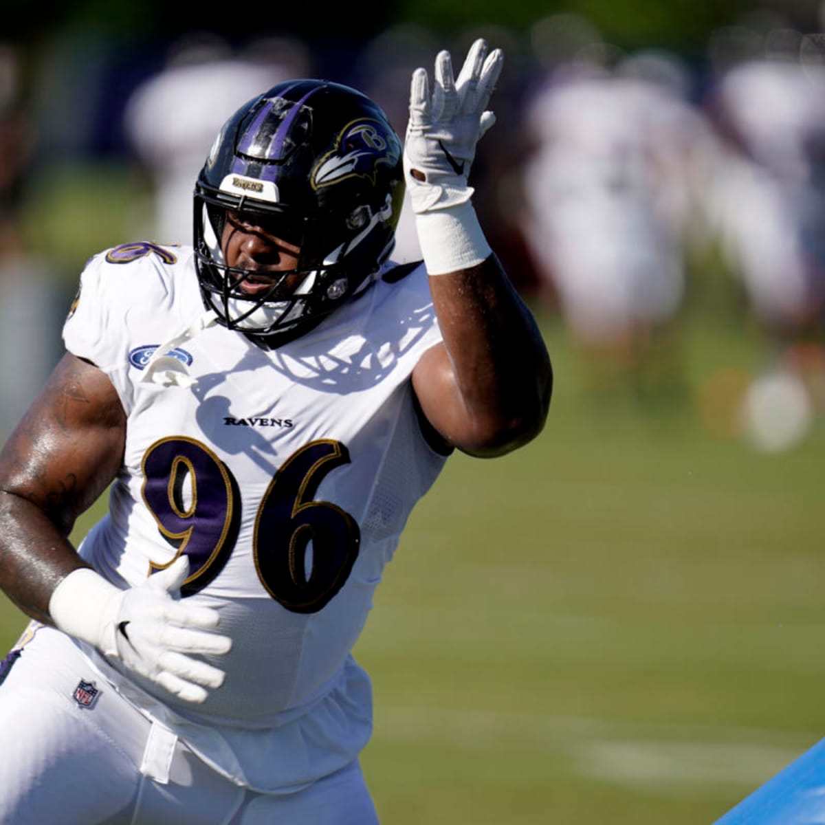 Ravens defensive lineman Washington signs 3-year deal