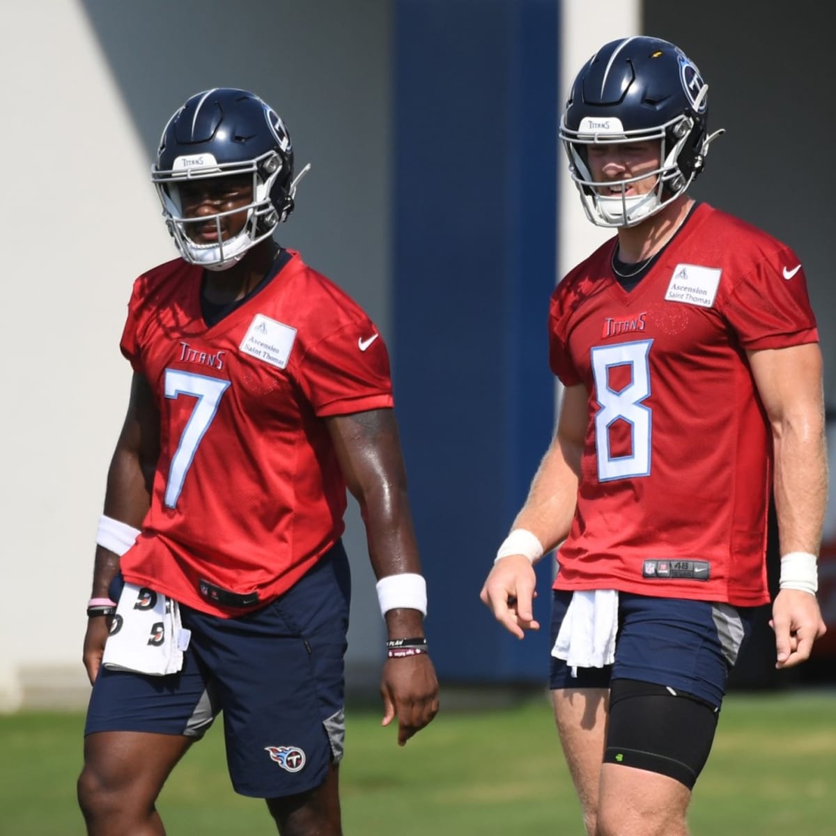 NASHVILLE, TN - AUGUST 20: Tennessee Titans quarterback Malik Willis (7)  attempts to elude the Tampa Bay defenders during the Tampa Bay Buccaneers-Tennessee  Titans Preseason game on August 20, 2022 at Nissan