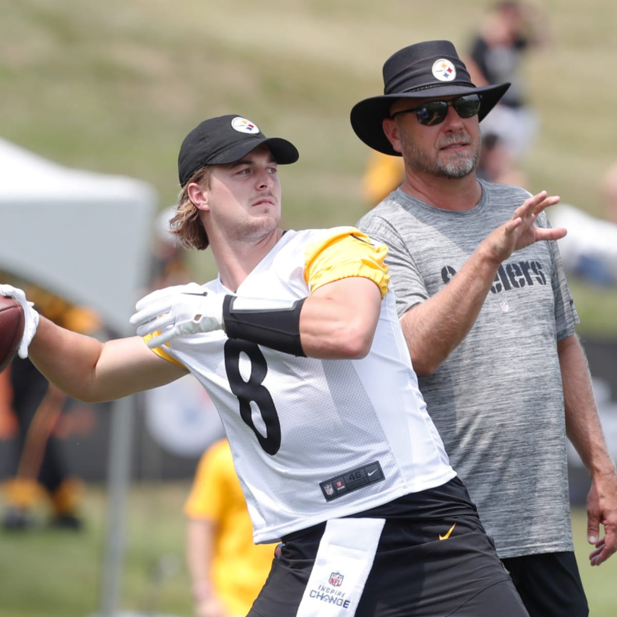 Pittsburgh Steelers quarterback Kenny Pickett (8) warms up before an NFL  football game against the Tampa Bay Buccaneers in Pittsburgh, Sunday, Oct.  16, 2022. (AP Photo/Barry Reeger Stock Photo - Alamy