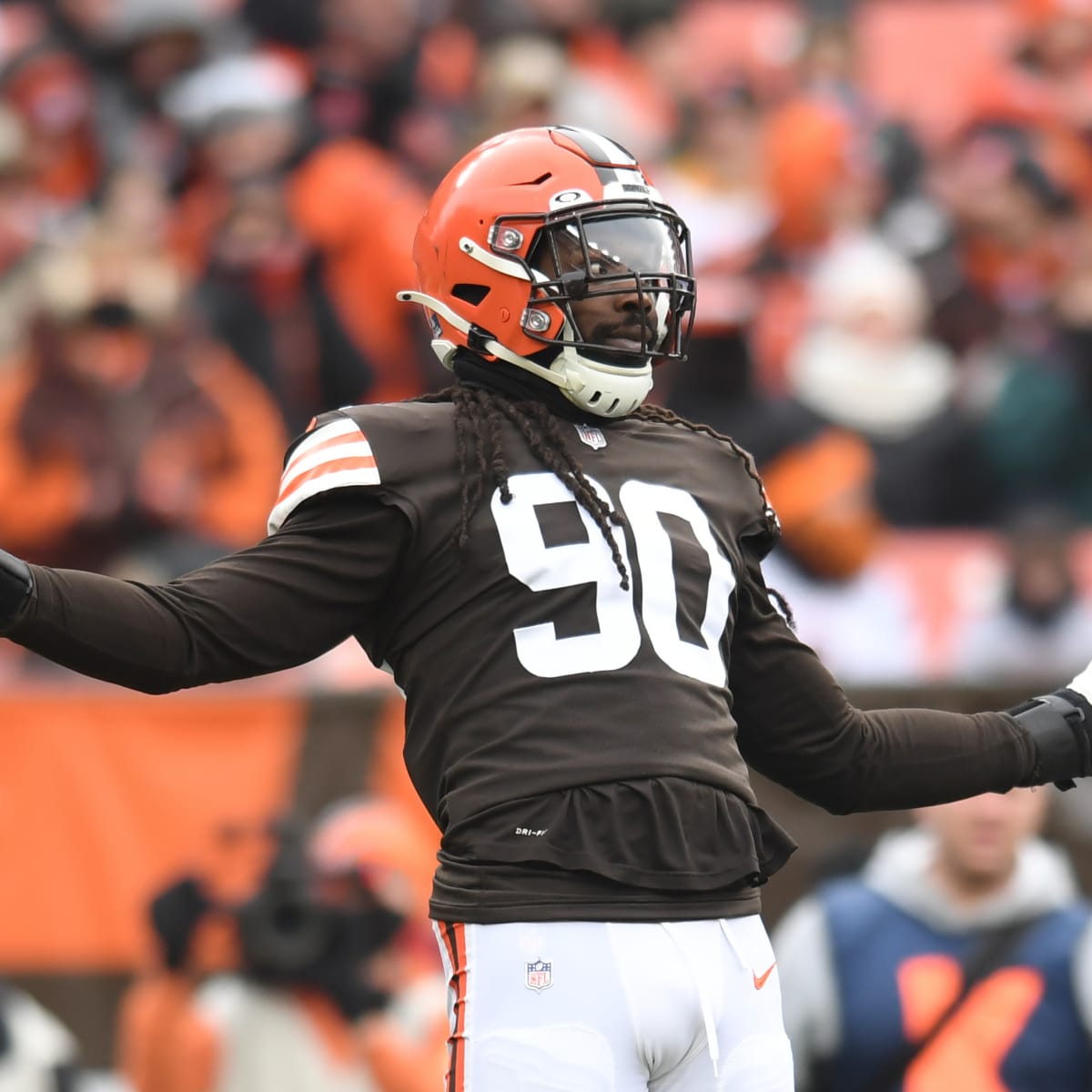 Browns sign 3-time Pro Bowl pass rusher Jadeveon Clowney