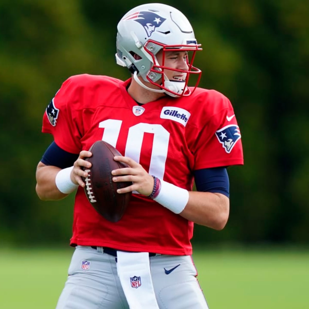 New England Patriots quarterback Mac Jones plays against the Chicago Bears  during the first half of an NFL football game, Monday, Oct. 24, 2022, in  Foxborough, Mass. (AP Photo/Michael Dwyer Stock Photo 