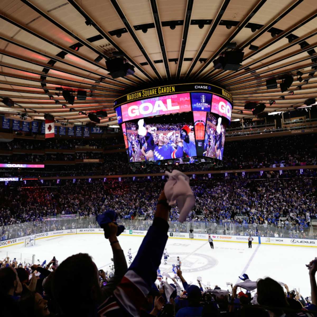 Rangers fan from Staten Island punches Lightning fan after MSG loss