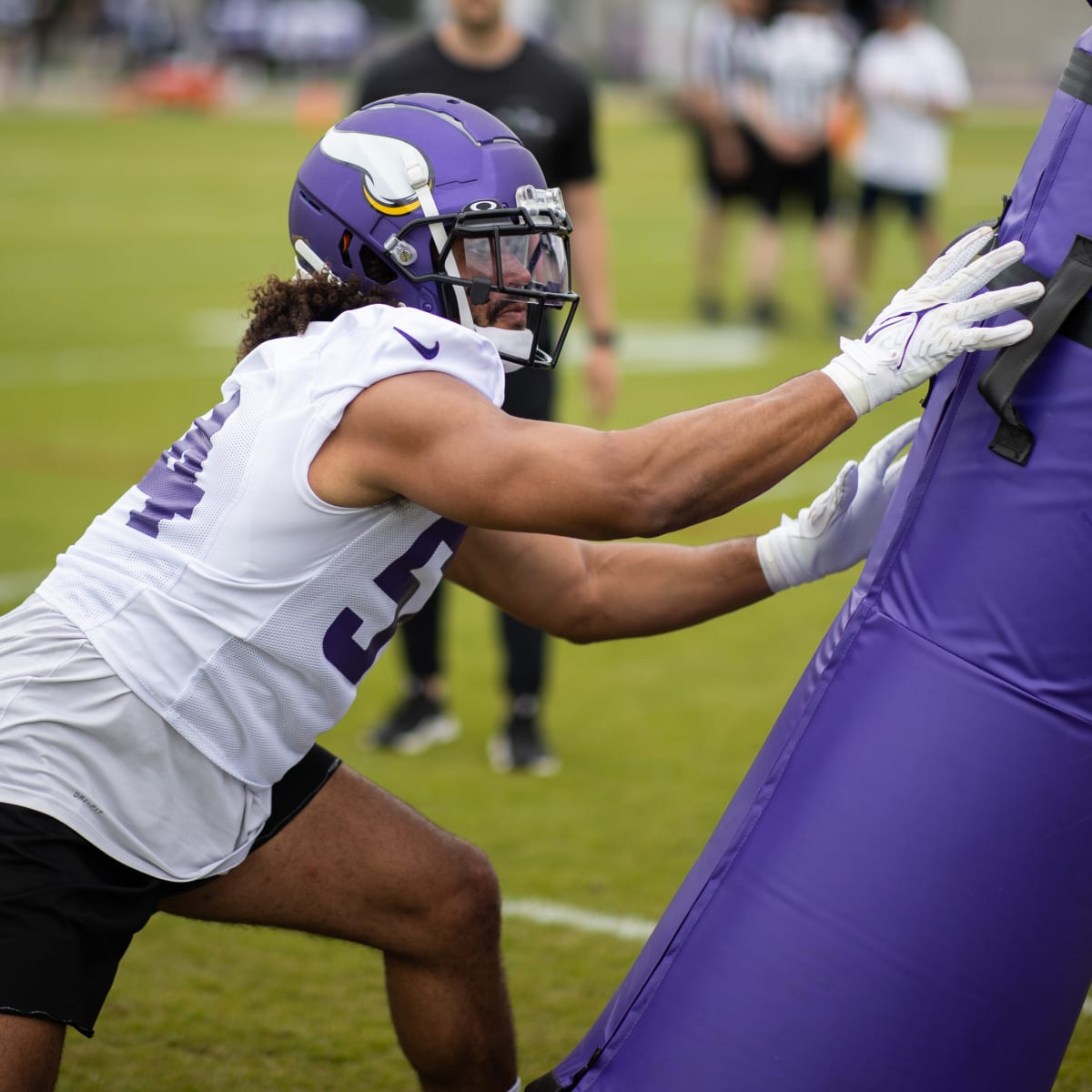 Minnesota Vikings middle linebacker Eric Kendricks reaches for a