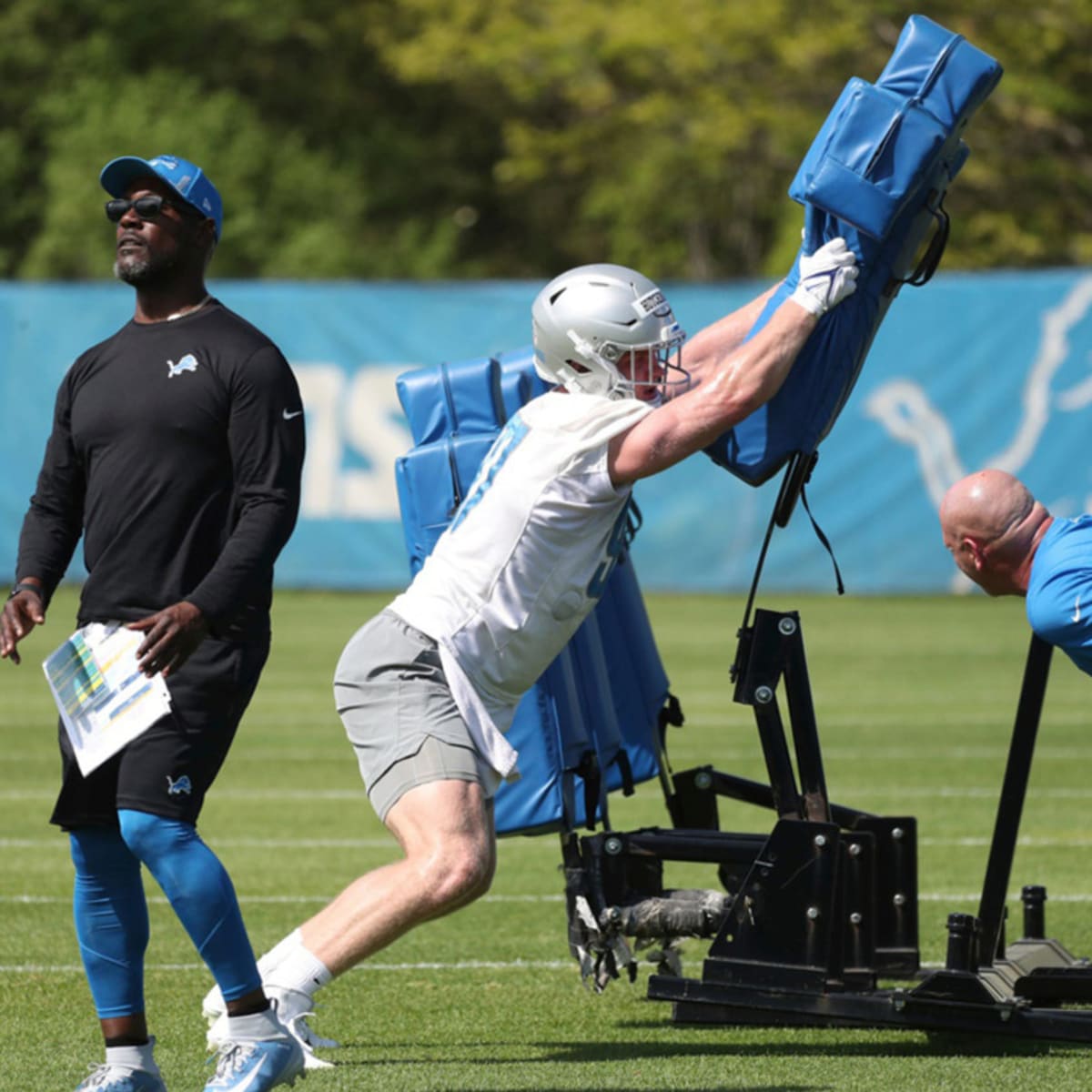 Detroit Lions WR Golden Tate doing yoga to improve flexibility