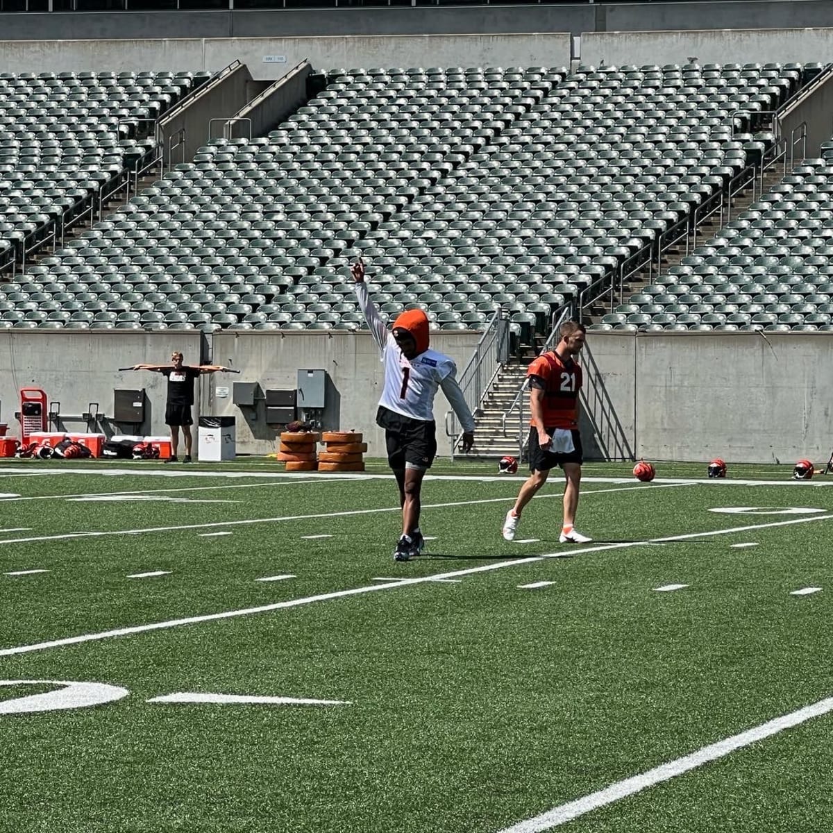 Watch: Cincinnati Bengals Quarterback Joe Burrow Hits Tee Higgins on Deep  Ball at OTAs - Sports Illustrated Cincinnati Bengals News, Analysis and More